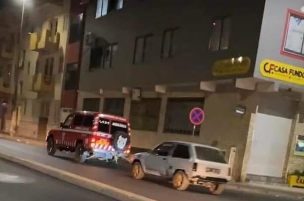 Ambulância a rebocar