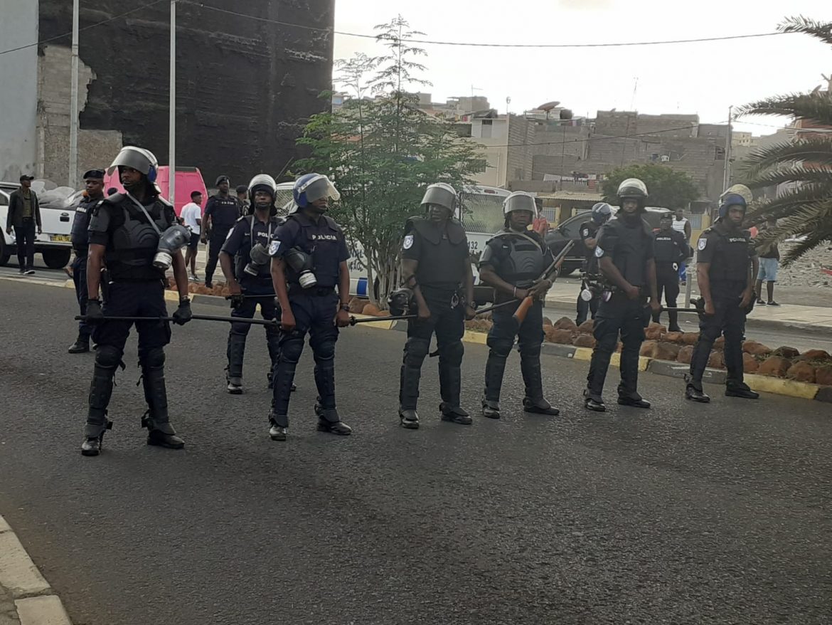 Batalhão de polícias bloqueiam a manifestação